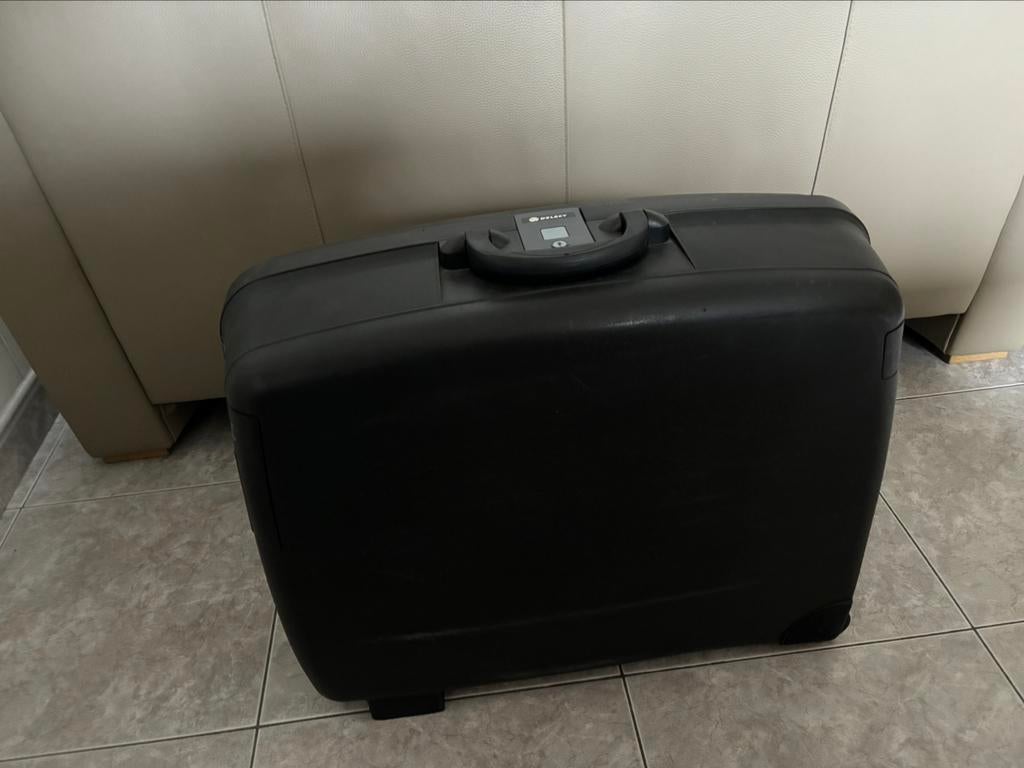 Delsey harde koffer met sleutel, Ophalen, Zo goed als nieuw, Hard kunststof