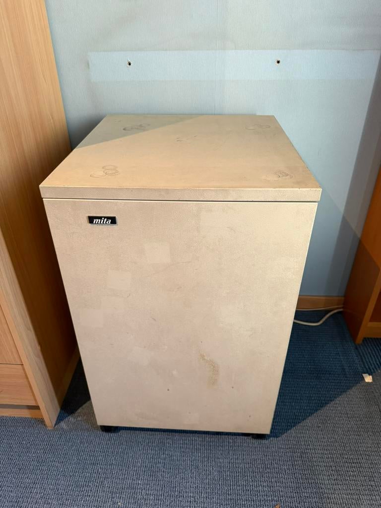 ARMOIRE EN ACIER SUR ROULETTES, Enlèvement