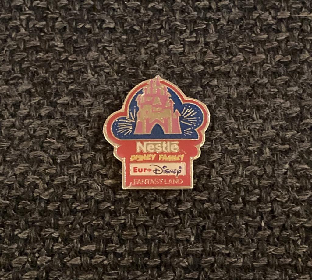 PIN - EURO DISNEY - FANTASYLAND - NESTLE, Enlèvement ou Envoi, Utilisé, Autres sujets/thèmes, Insigne ou Pin's