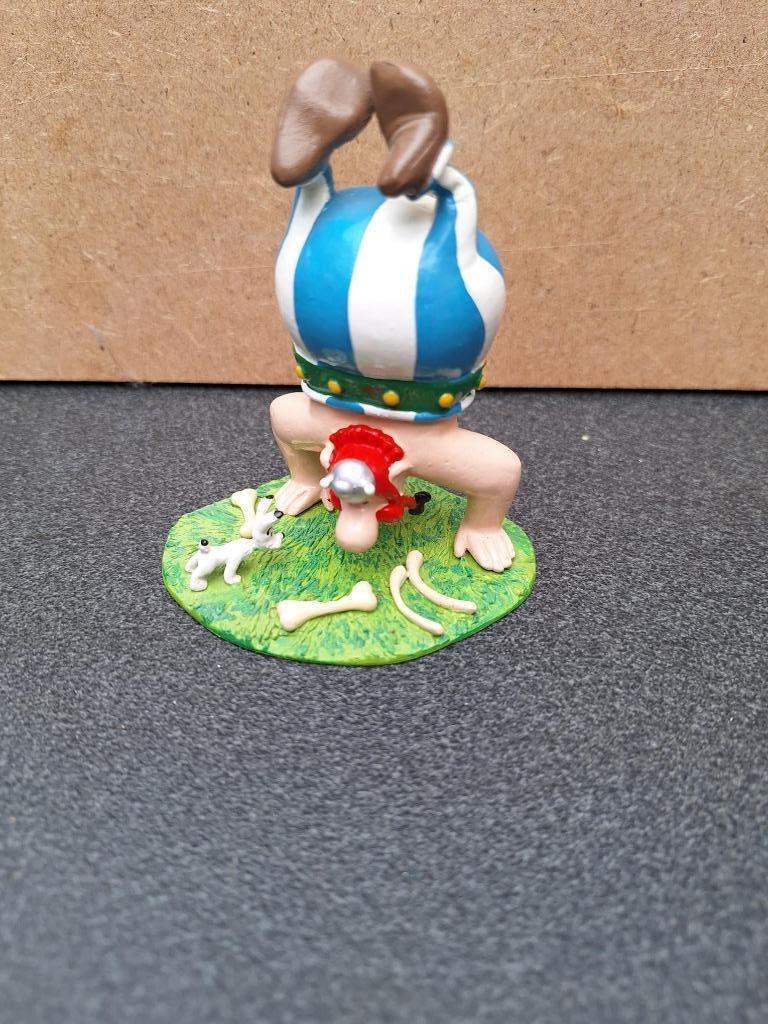 Pixi Obélix faisant l'équilibre devant Idéfix 2002, Enlèvement ou Envoi, Comme neuf