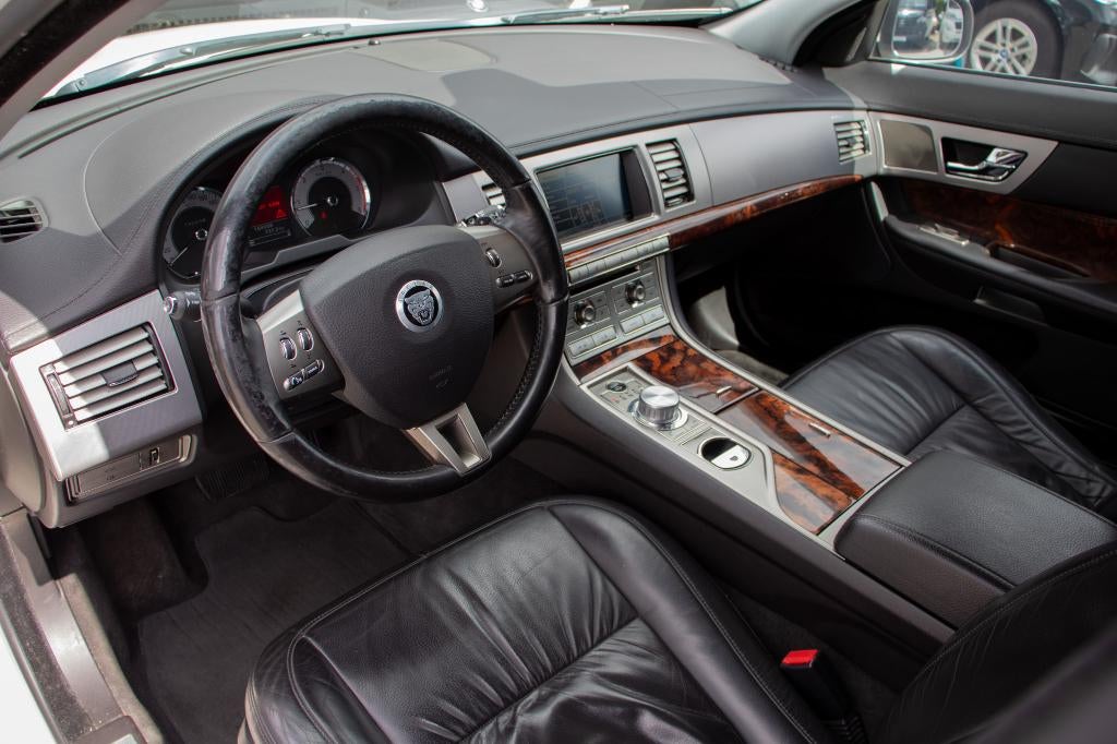 Jaguar XF 2.7 V6 aut. / CAMERA / STUURWIELVERWARMING, Auto's, Jaguar, Automaat, 4 deurs, Achterwielaandrijving, 199 g/km