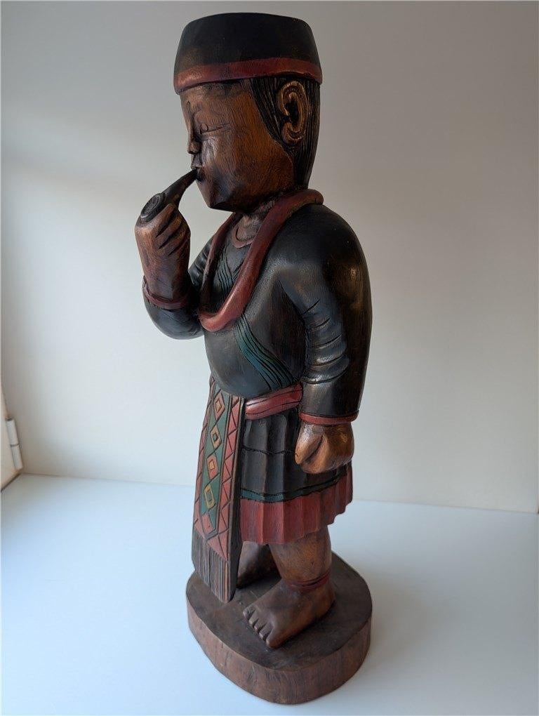 Vol houten Indonesische krijger met pijp, Ophalen