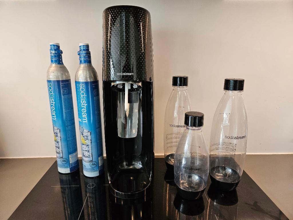 sodastream met gasflessen en drinkflessen, Ophalen, Zo goed als nieuw