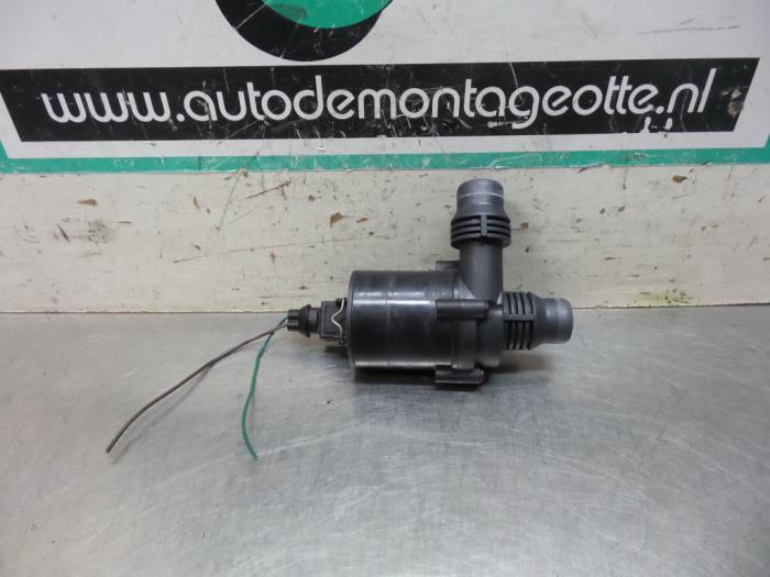 Pompe à eau supplémentaire d'un BMW X5 (X5 00-), Autos : Pièces & Accessoires, Climatisation & Chauffage, BMW, Utilisé, 3 mois de garantie