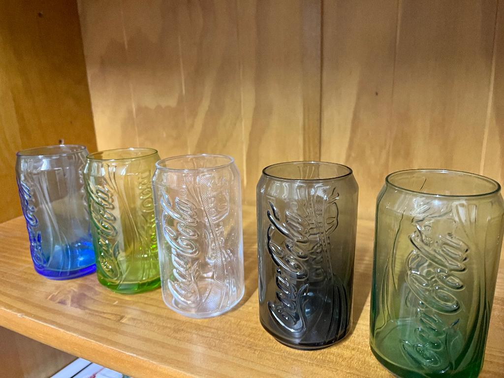 Coca Cola glazen 5 verschillende kleuren in blik vorm, Verzamelen, Ophalen, Nieuw, Frisdrankglas