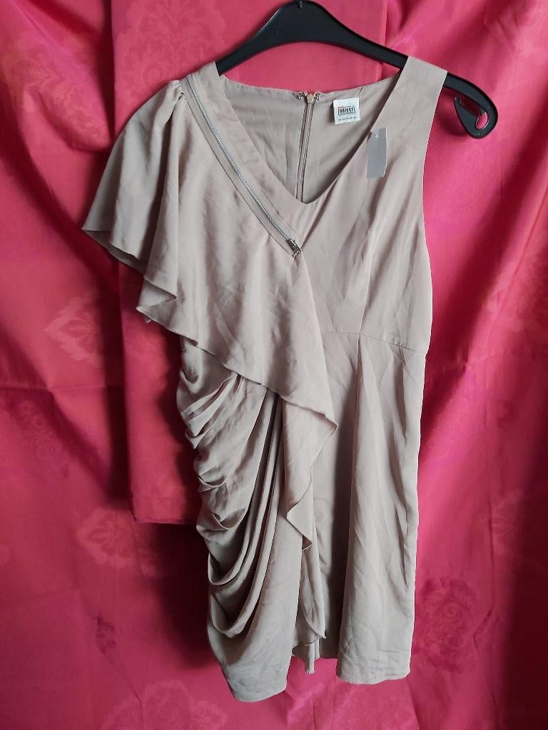 True Object, jurk mt 38, Collectors item, cocktail jurk, Maat 38/40 (M), Beige, Ophalen of Verzenden, Zo goed als nieuw