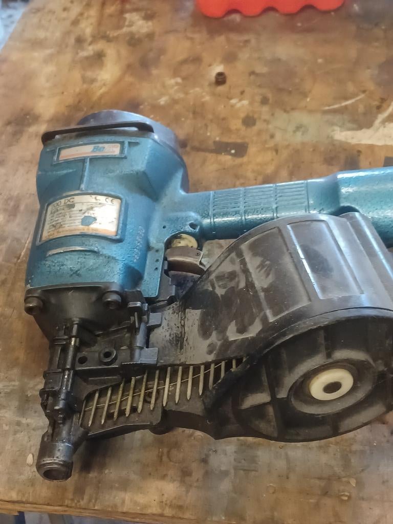 Nagel.pistool met ganse doos nagels, Ophalen