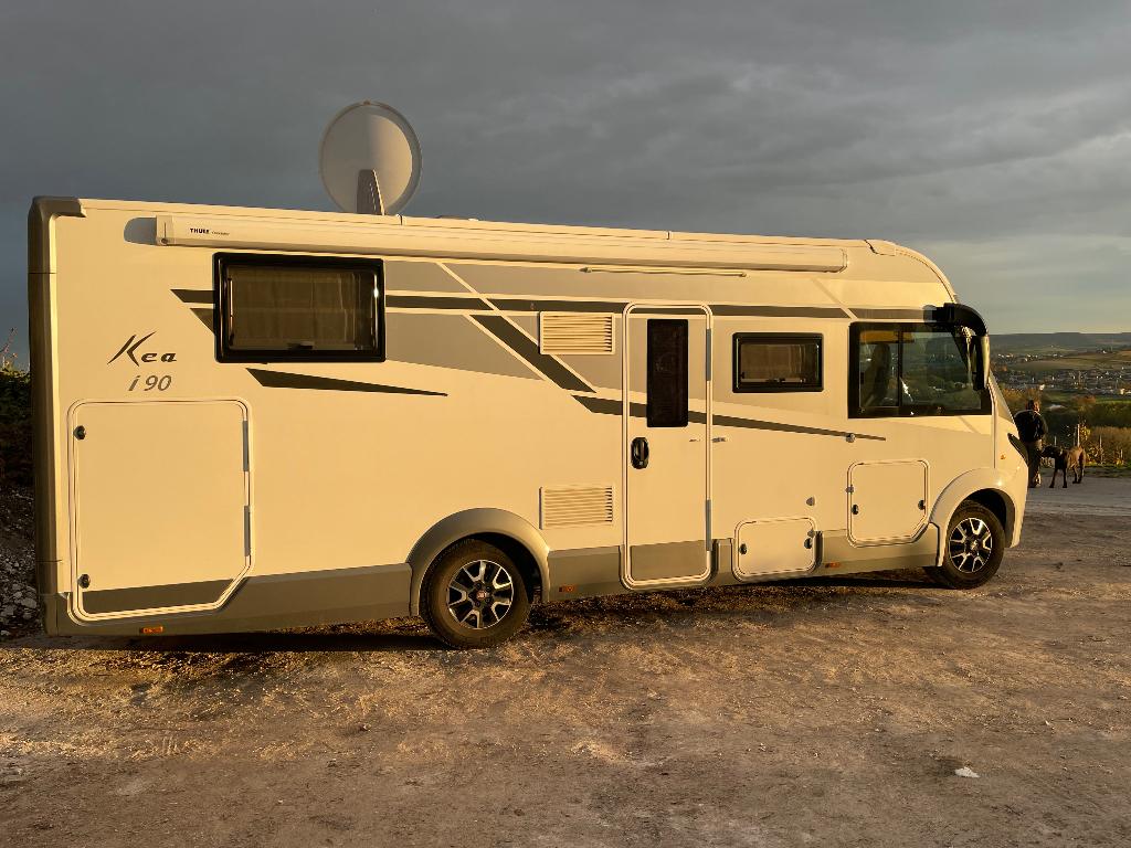 Mobilvetta kea i90 - full option, Caravans en Kamperen, Mobilhomes, Fiat, 7 tot 8 meter, Particulier, Koelkast