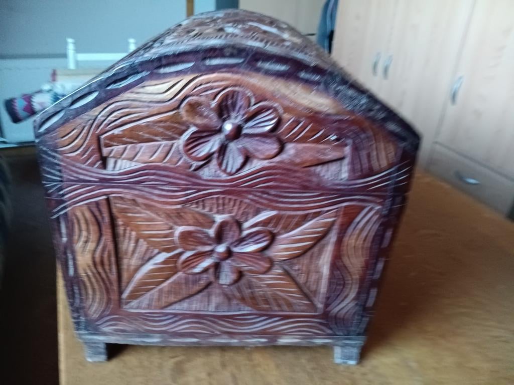 Houten koffer met de hand gemaakt, Ophalen