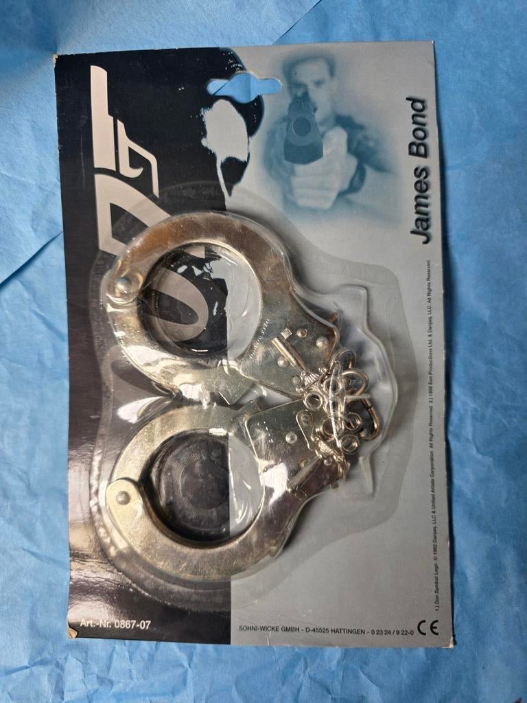 James Bond 1998 jouet menotte.  Ce jouet est toujours dans s, Collections