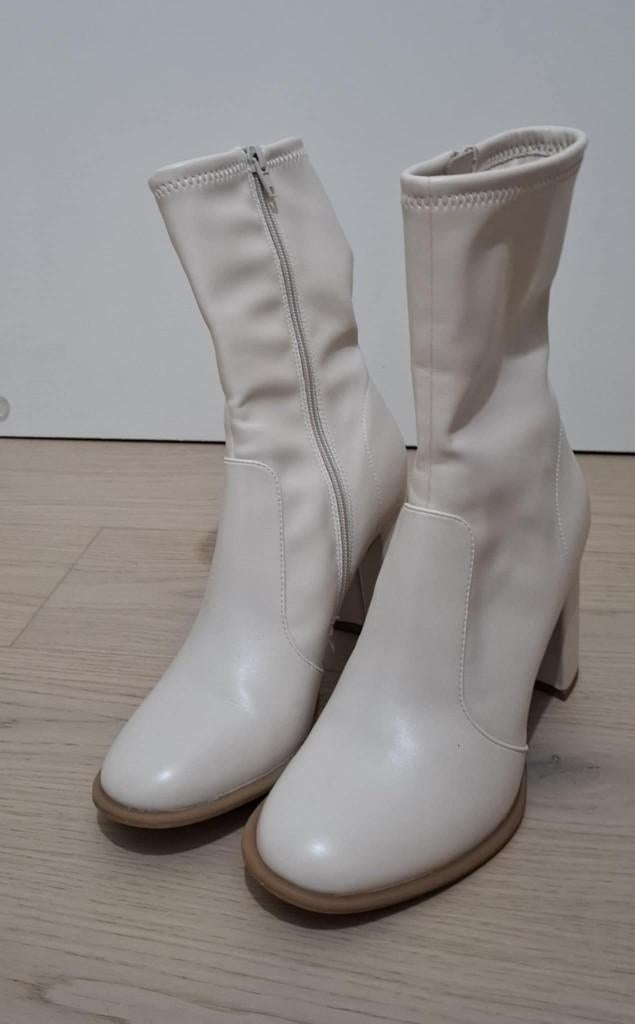 Mooie ecru laarsjes maat 38, Kleding | Dames, Beige, Lage of Enkellaarzen, Ophalen of Verzenden, Zo goed als nieuw