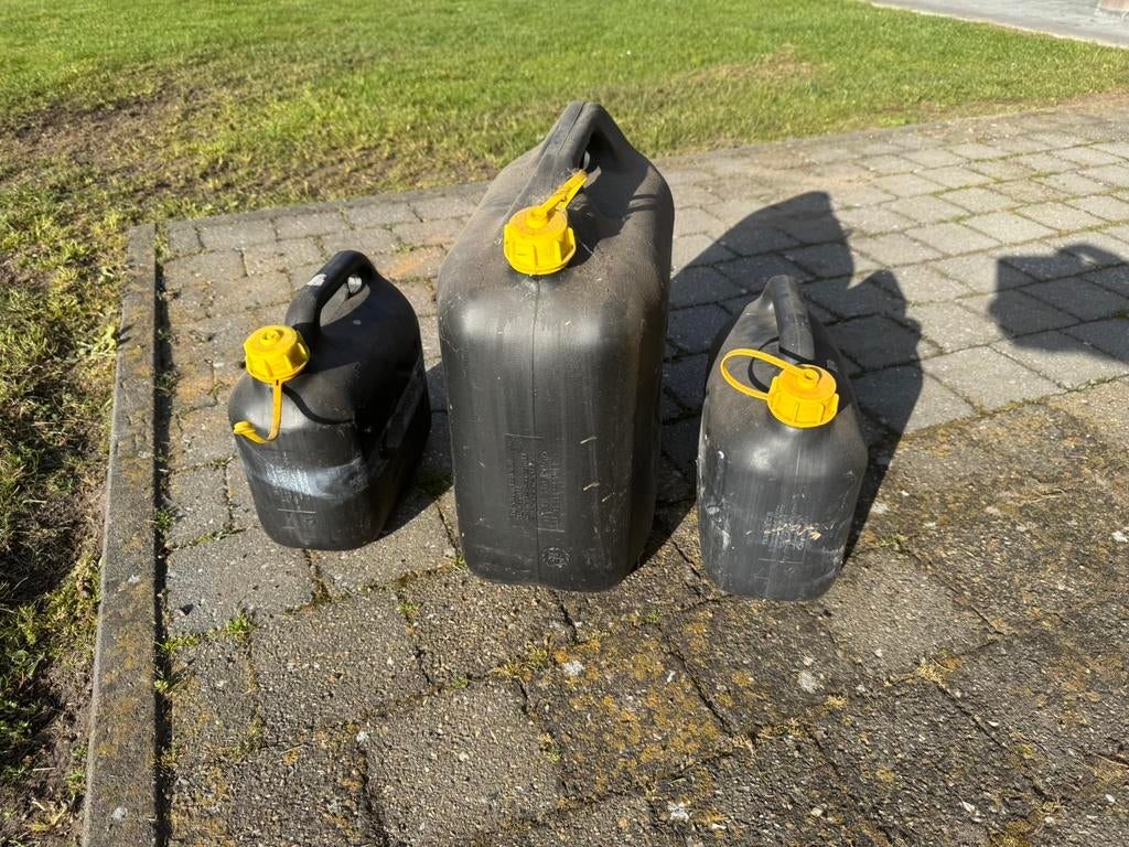 Benzinekannen, Enlèvement, Comme neuf