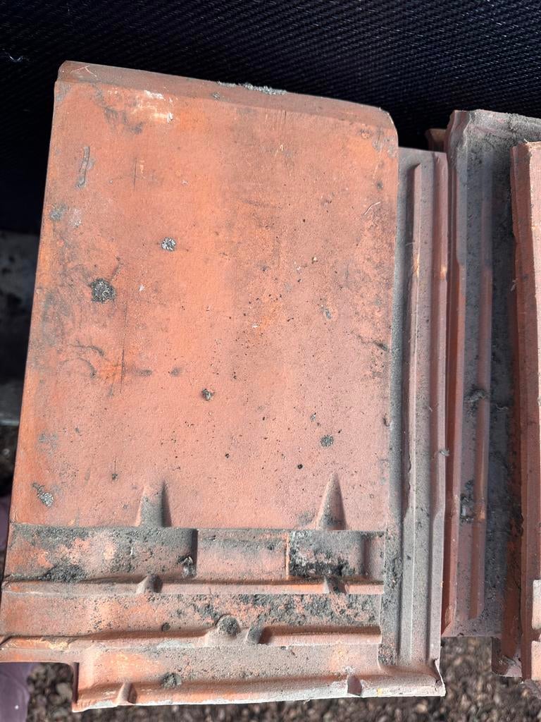 Vlakke rode dakpannen 23 op 35 cm, Ophalen, Zo goed als nieuw, Dakpannen