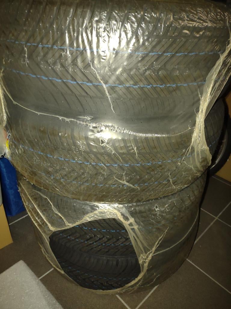 Pneus neufs 4 Superia 4 saisons Prix ferme 280€ !!, Neuf, 215 mm, 4 Saisons, Enlèvement