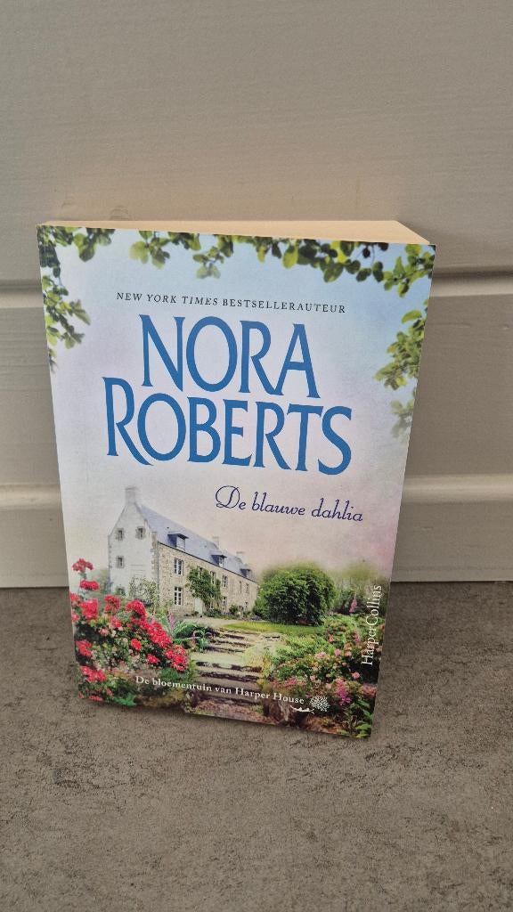 Nora Roberts - De blauwe Dahlia, Ophalen of Verzenden, Gelezen