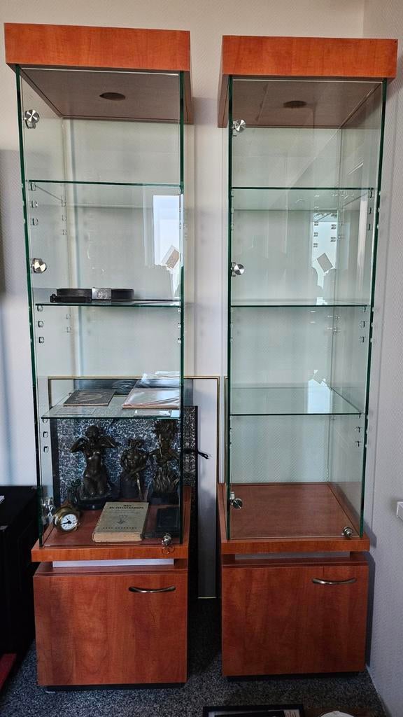 2 Vitrines de magasin avec armoire en dessous et clé, Moins de 25 cm, Enlèvement, Utilisé, Verre