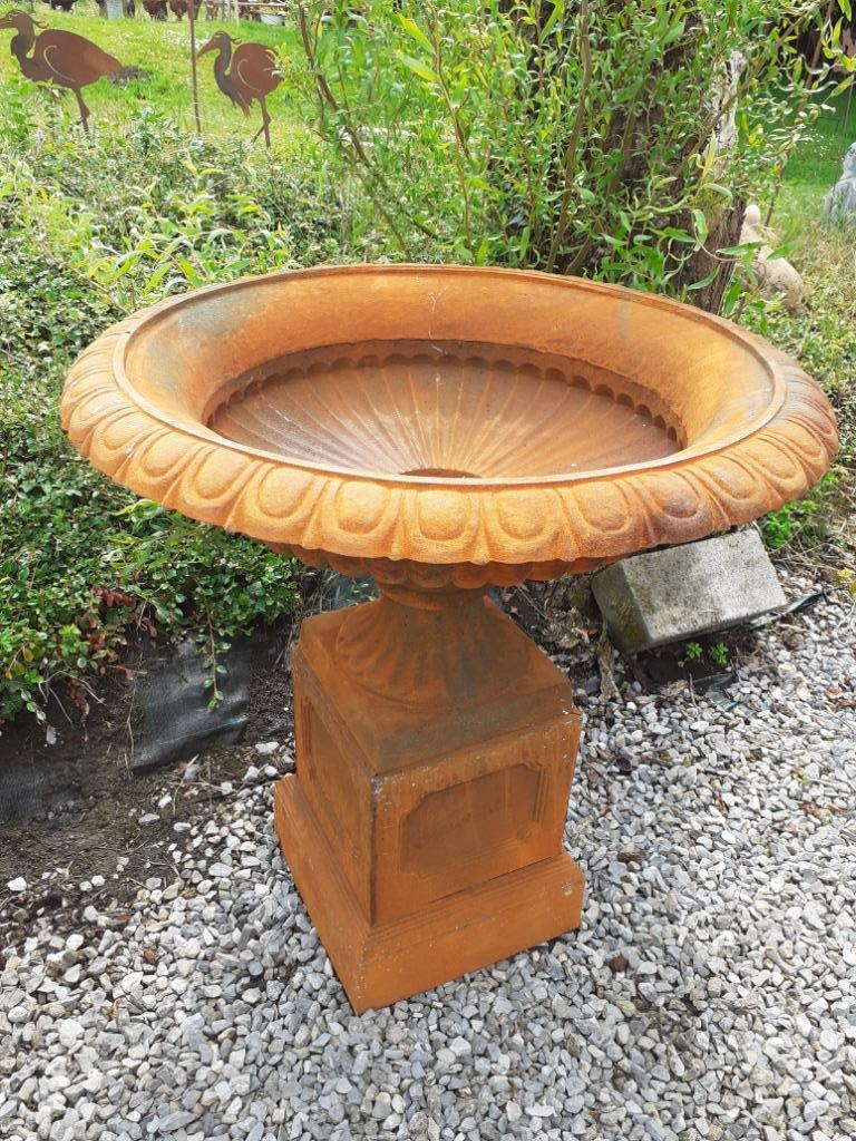 SUPERBE GRANDE VASQUE EN FONTE SUR SOCLE, Enlèvement, Comme neuf
