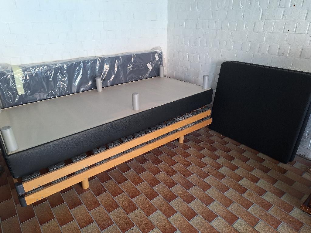 2 bedden en nieuwe matras, Ophalen