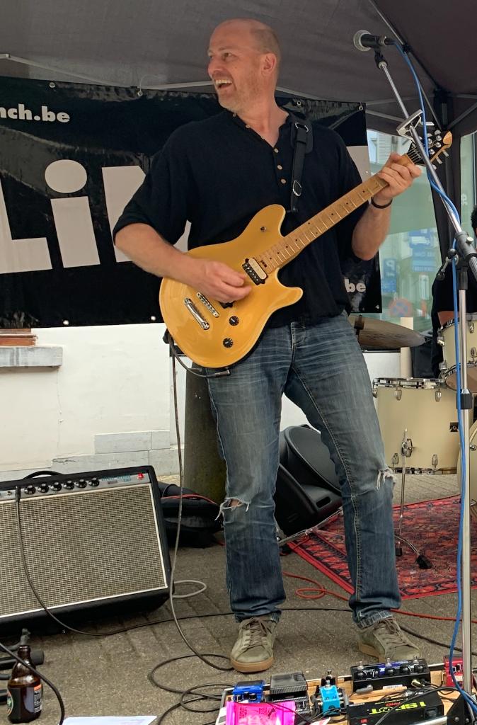 guitaristes/chanteurs bénévoles, Enlèvement