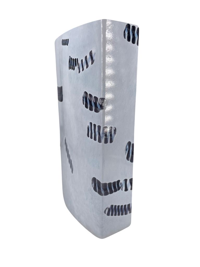 Vase Blanc Bertil Vallien pour Kosta Boda - Numéroté 48778, Antiquités & Art, Antiquités | Verre & Cristal, Enlèvement ou Envoi