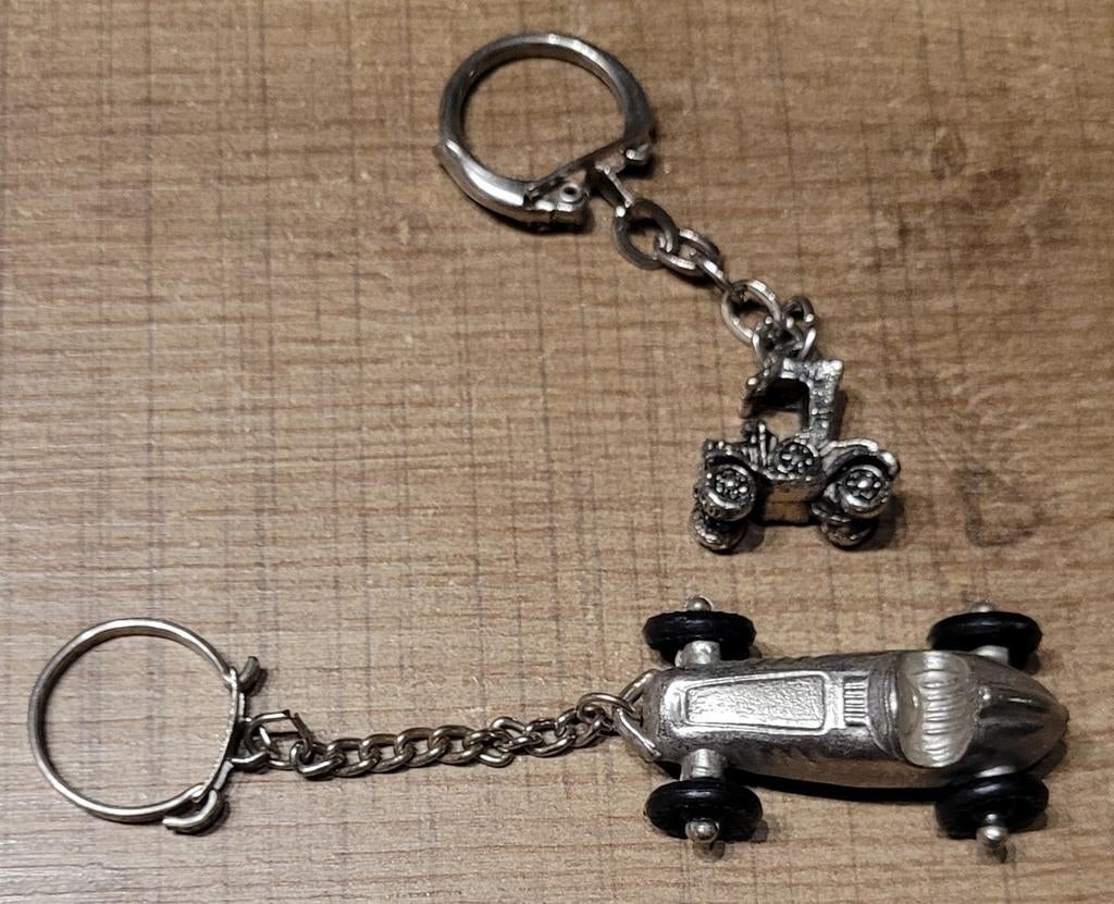 2 oude sleutelhangers: autootjes, Enlèvement ou Envoi, Utilisé, Autres types