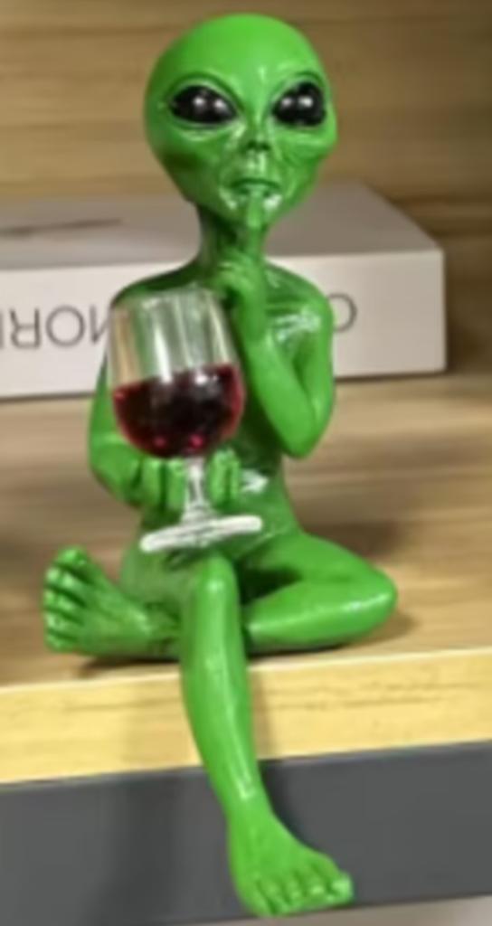 Prachtig beeldje Groene Alien met glas wijn (14cm), Verzamelen, Ophalen of Verzenden, Nieuw
