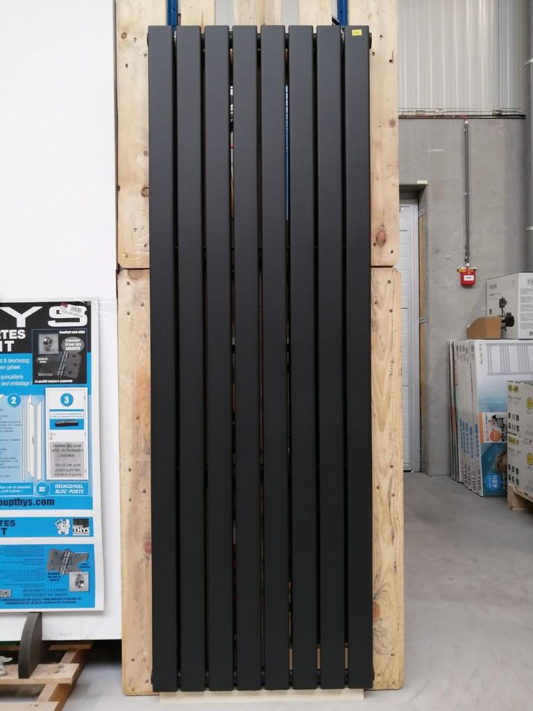 Radiateur design vertical NOIR 1800x65x610 — 2160 Watt, Bricolage & Construction, Chauffage & Radiateurs, Enlèvement, 80 cm ou plus