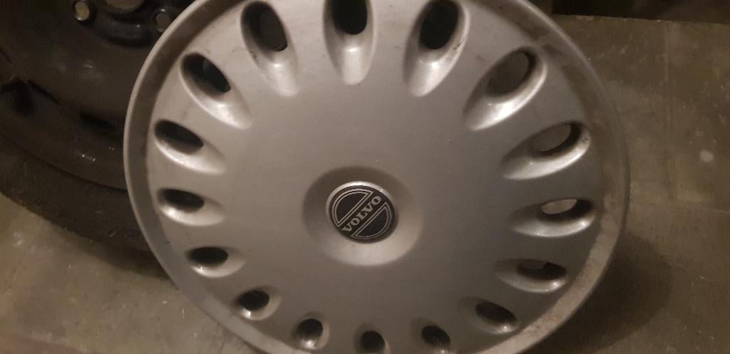 À vendre 4 jantes avec pneus hiver pour Volvo S40, Ophalen, Gebruikt, 15 inch, Banden en Velgen