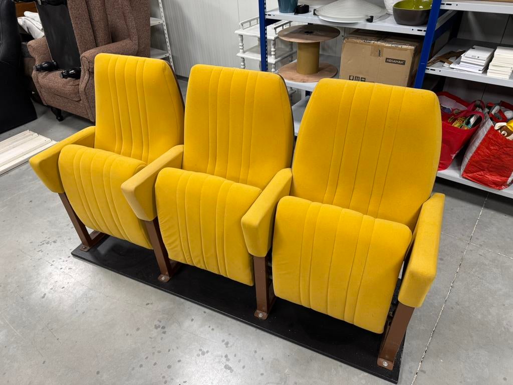 Cinemastoelen genummerd rij van drie, Enlèvement, Utilisé, Trois personnes
