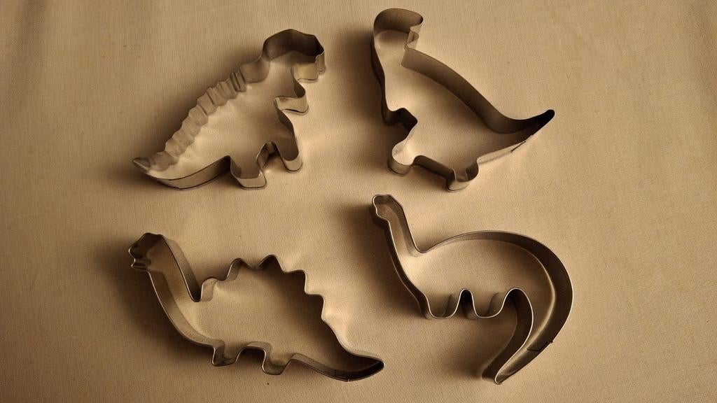 4 dino uitsteekvormpjes, Hobby en Vrije tijd, Taarten en Cupcakes maken, Ophalen of Verzenden, Zo goed als nieuw