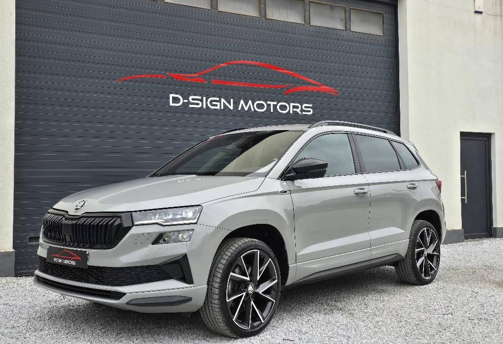SKODA KAROQ 1.5 TSI DSG (150pk) SPORTLINE 2024 34.883km !!, Auto's, Stof, 1498 cc, 4 cilinders, Karoq