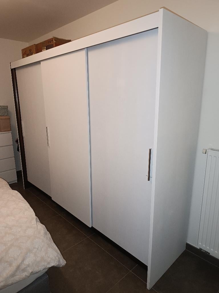 Armoire spacieuse, Enlèvement