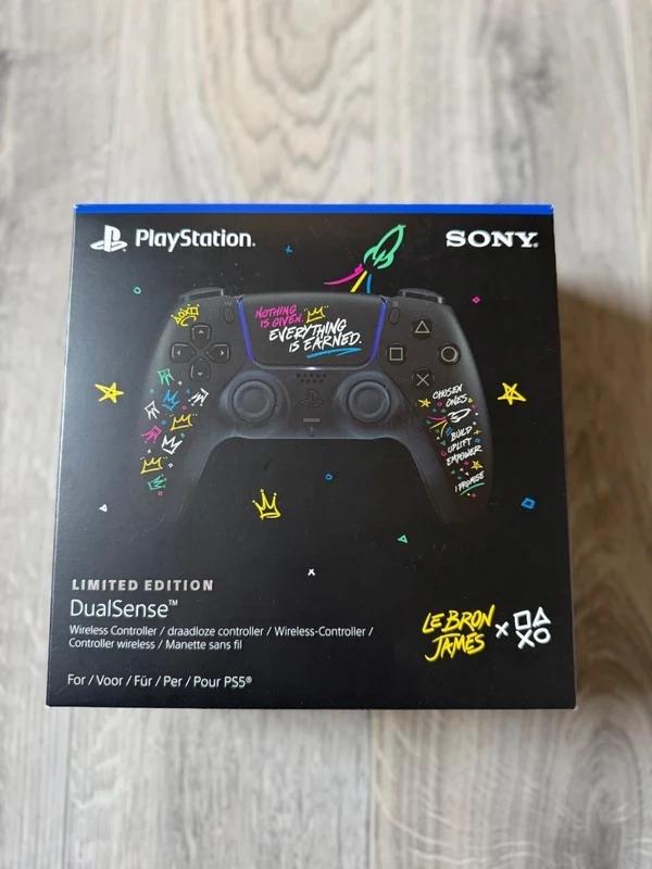 Dualsense Lebron James Limited Edition (jamais utilisée), Consoles de jeu & Jeux vidéo, Enlèvement ou Envoi, Neuf, Contrôleur
