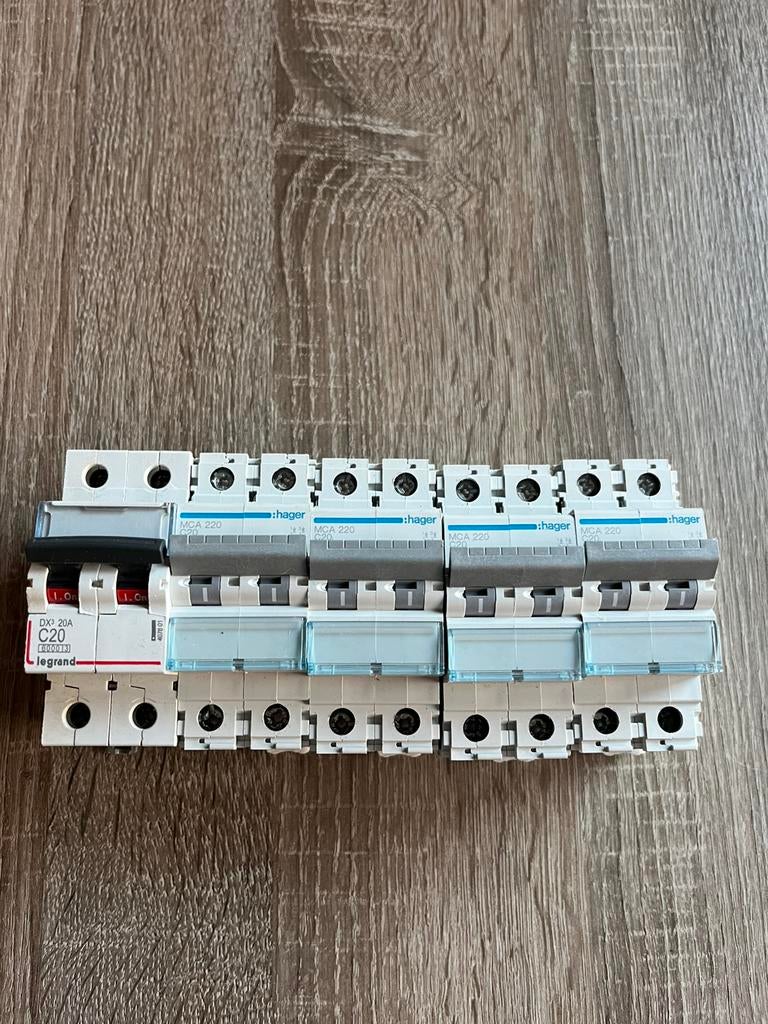 Disjoncteur ( X6 Pc ) Hager/ABB, Hobby & Loisirs créatifs, Composants électroniques, Comme neuf, Enlèvement ou Envoi