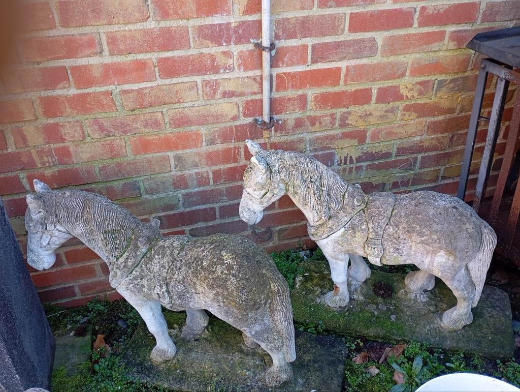 2 Grote Betonnen Paarden op Vaste Sokkel( Lees beschrijving), Tuin en Terras, Ophalen, Gebruikt, Beton, Dierenbeeld