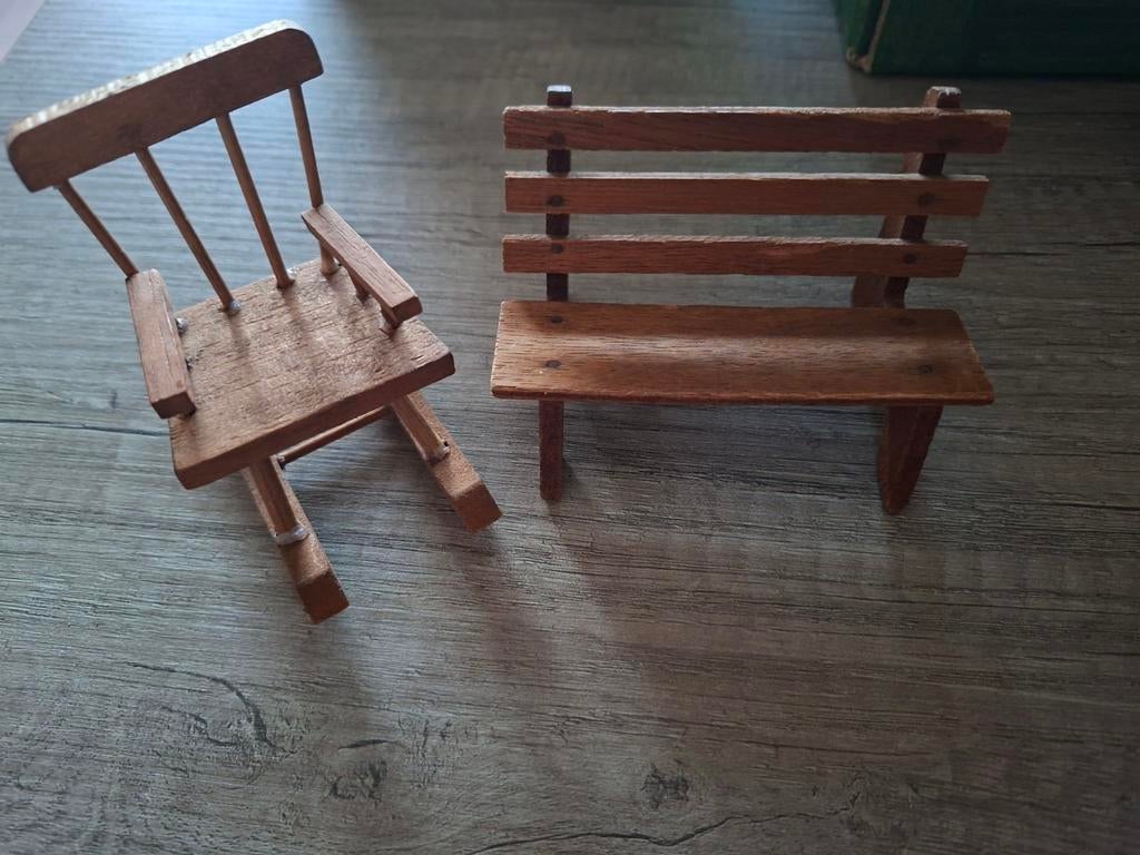 Miniatuur schommelstoel en bankje, Verzamelen, Poppenhuizen en Toebehoren, Ophalen of Verzenden, Zo goed als nieuw, Poppenhuis