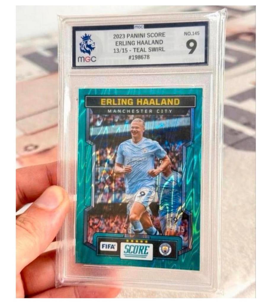 2023-2024 Panini Fifa score Erling Haaland /15 teal swirl 9, Verzamelen, Sportartikelen en Voetbal, Zo goed als nieuw, Spelerskaart