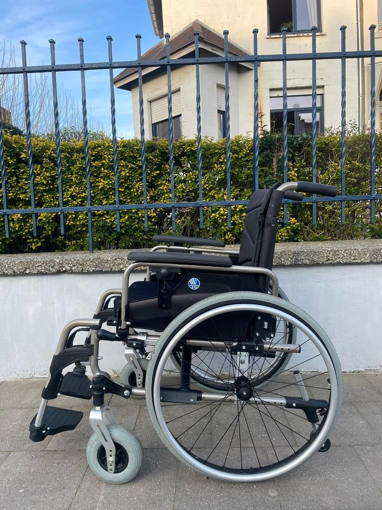 Chaise roulante pliable Vermeiren V300 état neuf, Divers, Chaises roulantes, Enlèvement ou Envoi, Pliant, Comme neuf, Fauteuil roulant manuel