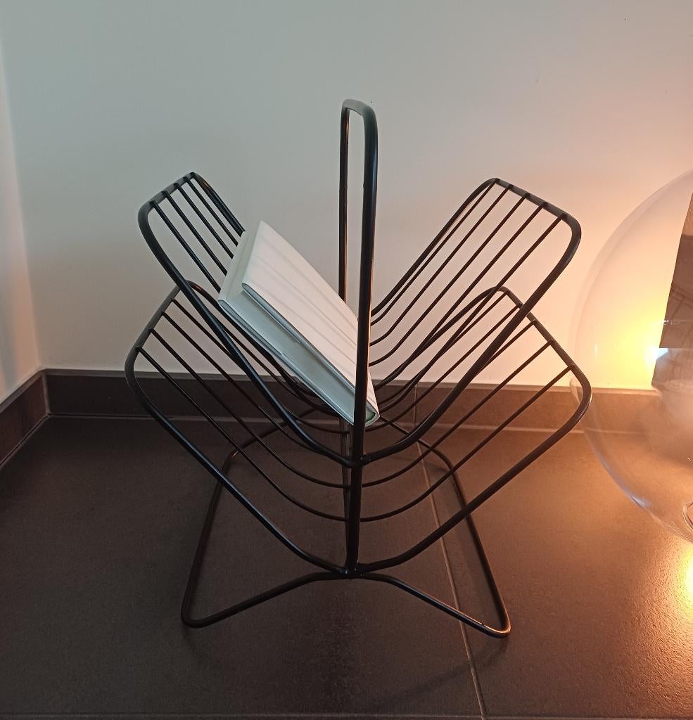 Zwart metalen rekje voor tijdschriften en/of boeken, Ophalen, Zo goed als nieuw, Zwart, Metaal