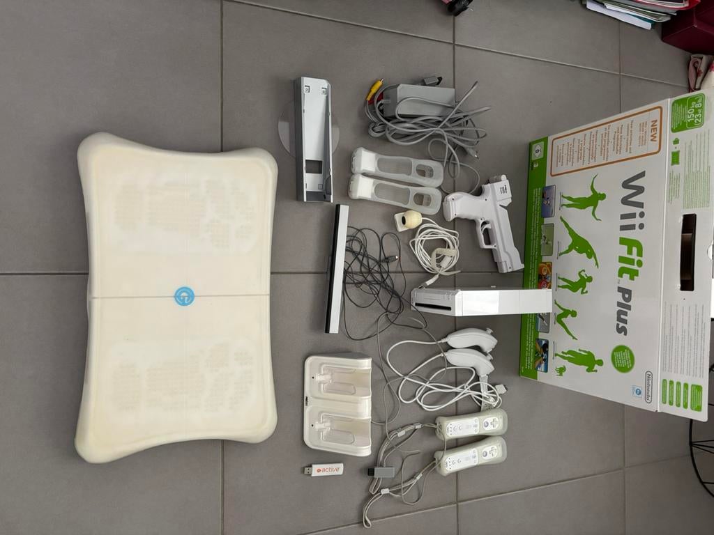 Wii met toebehoren, Consoles de jeu & Jeux vidéo, Enlèvement, Utilisé, Avec 2 manettes, Avec jeux