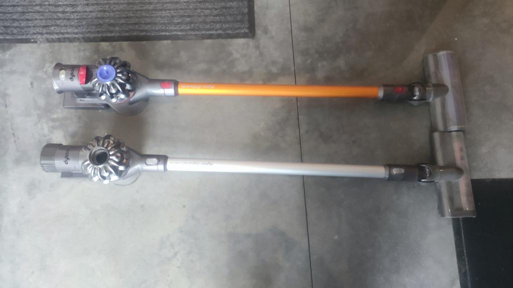 2x Dyson - V6 en V8 steelstofzuiger, Elektronische apparatuur, Stofzuigers, Ophalen of Verzenden, Gebruikt, Reservoir, Stofzuiger