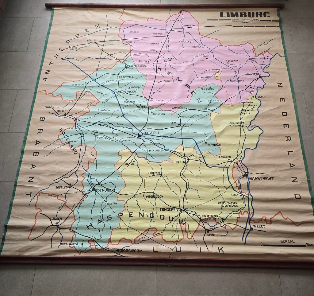 Oude schoolkaart Limburg België ongeveer 180x180cm, Ophalen