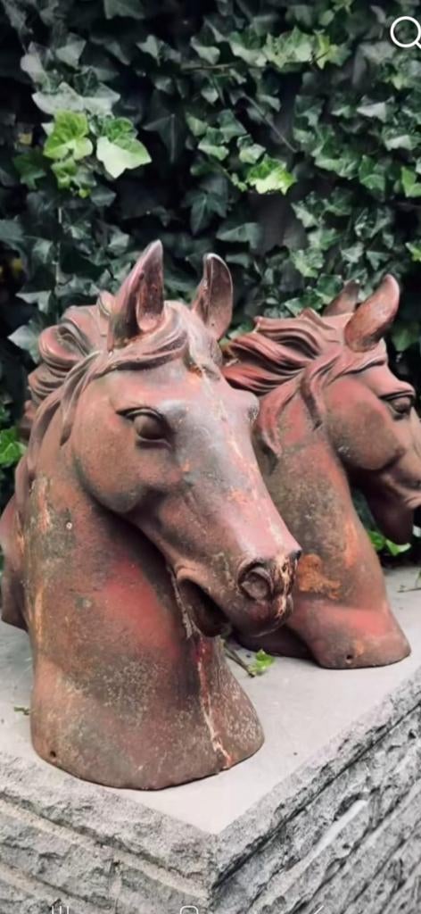 2 gietijzeren  paardekoppen, Ophalen