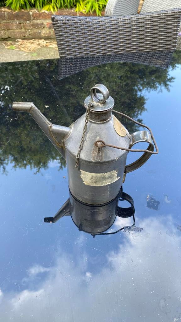 Verseur d’huile ancien