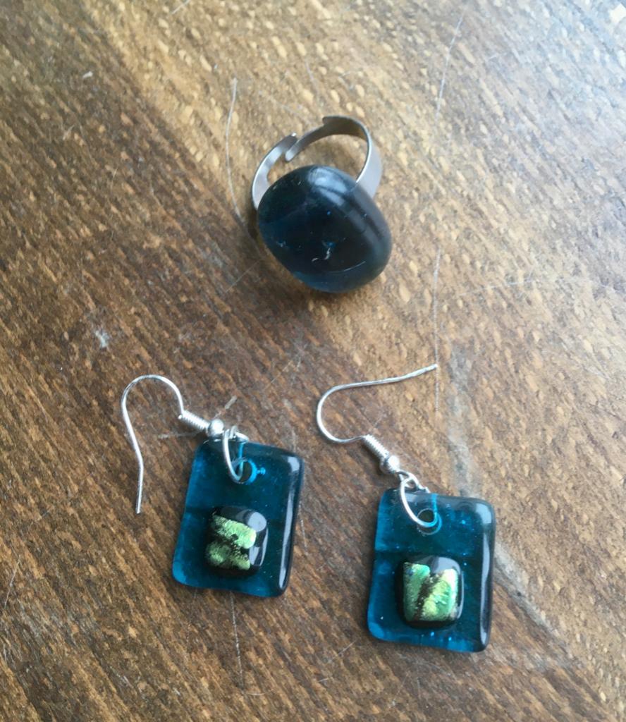 Ensemble de boucles d'oreilles et bague en verre turquoises, Bijoux, Sacs & Beauté, Boucles d'oreilles, Neuf, Verre, Enlèvement