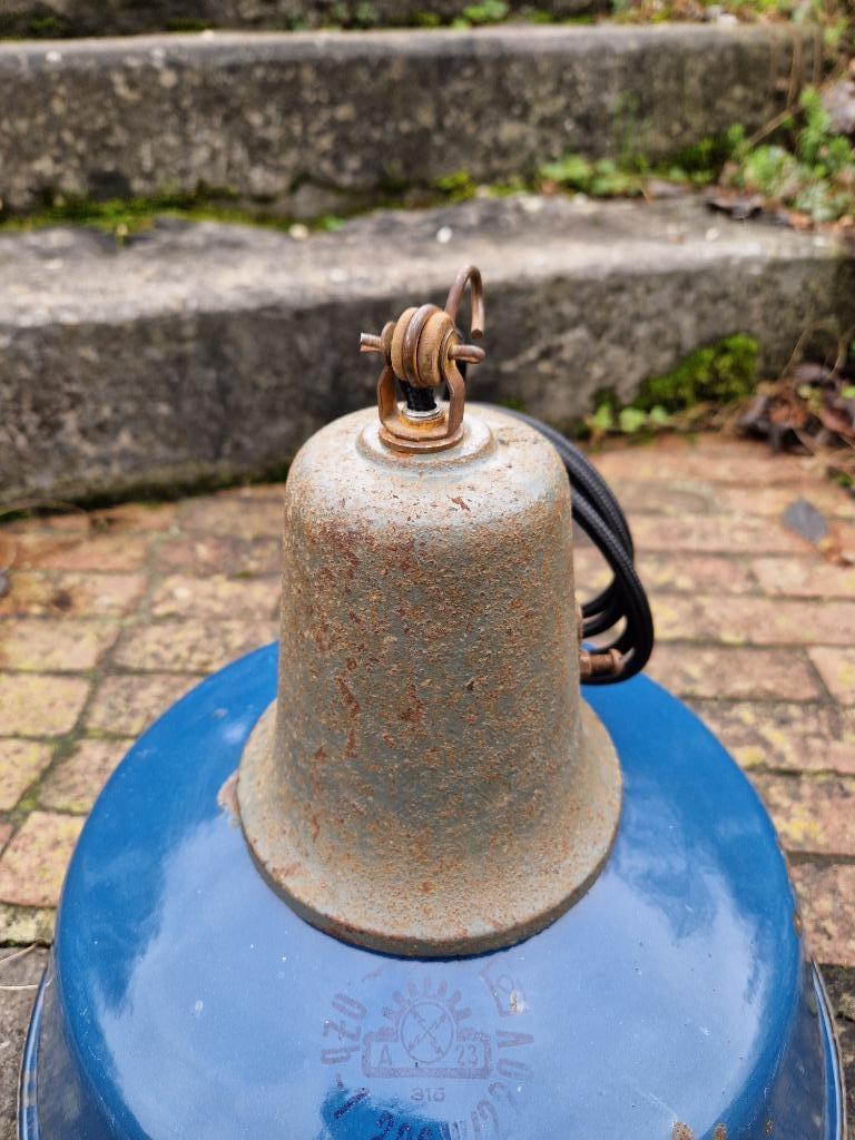 Suspension industrielle en tôle émaillée bleue, années 60, Enlèvement ou Envoi