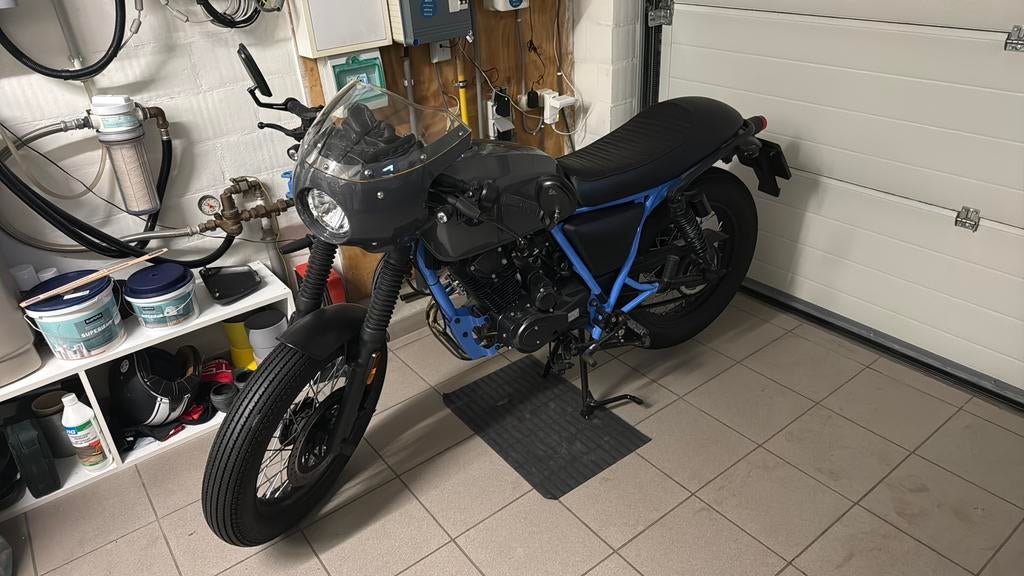 Brixton haycroft, platte batterij, 125cc,weg last met rug.