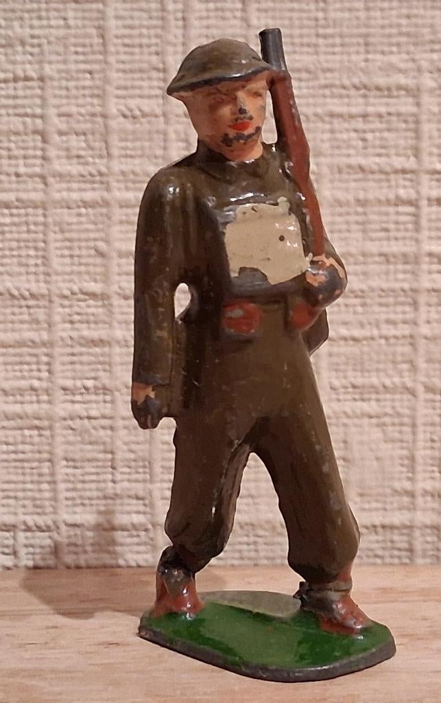 Antieke tinnen soldaat - marcherend met geweer, Antiek en Kunst, Ophalen of Verzenden