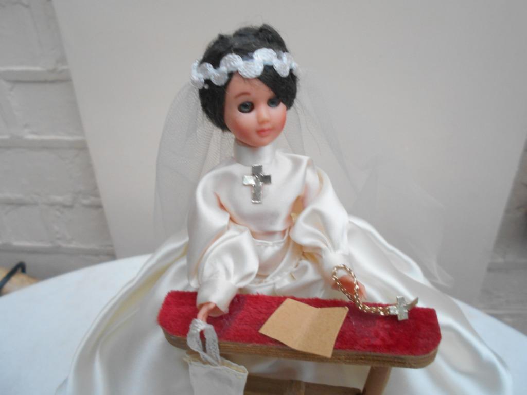 ancienne poupée de vitrine communiante avec prie dieu chapel, Enlèvement ou Envoi