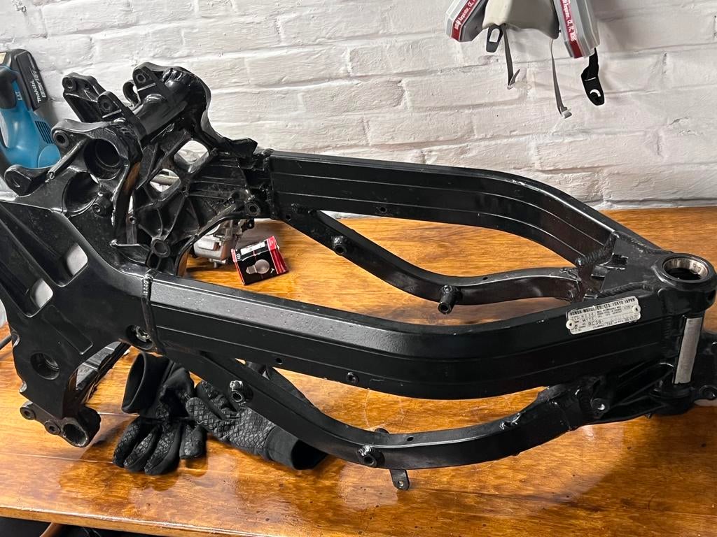 Hona RC36 VFR 750 F frame met papieren